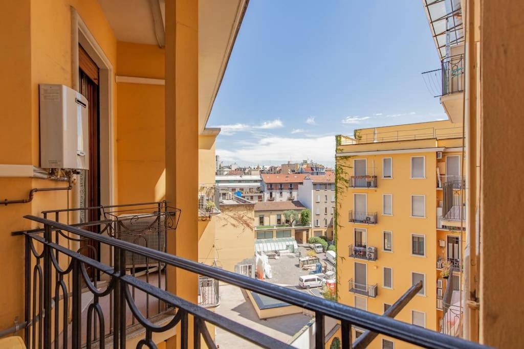 Sunshine-Filled Central On Subway Milan Exterior photo